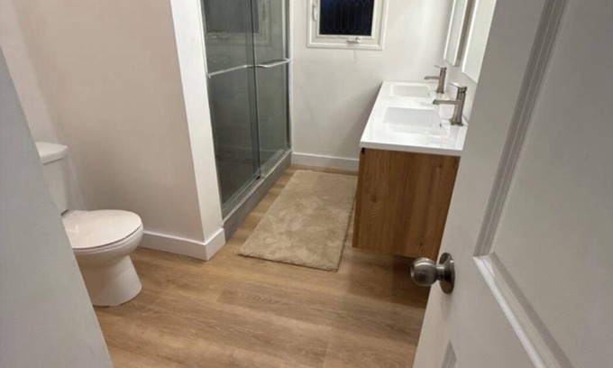 Ottawa Division House | nClean renovated room Just 5 minutes away from Ottawa airport.