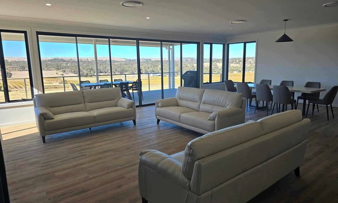 Emu Flat Villa | Neagles Retreat Villa 8-1 bedroom plus a sofa bed