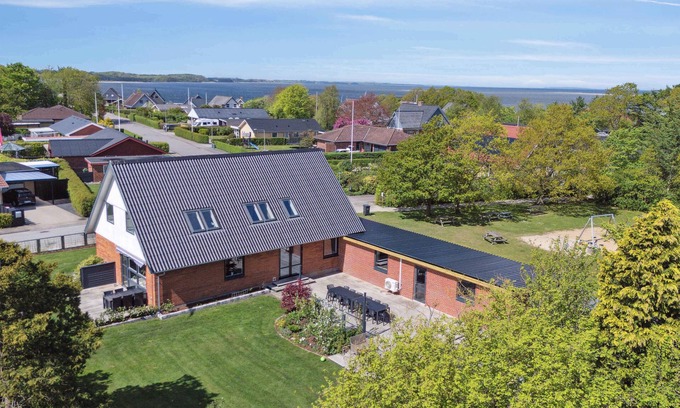 Hvalpsund Villa | Near beach and golf, for the big family.