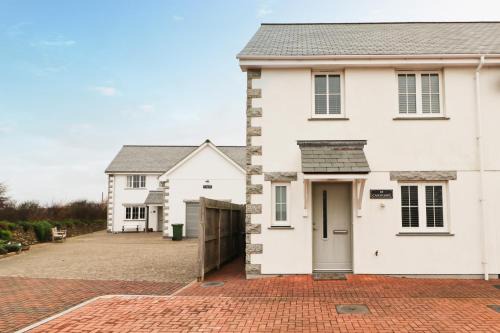 St Merryn House | NEAR BEACHES, contemporary home in village centre