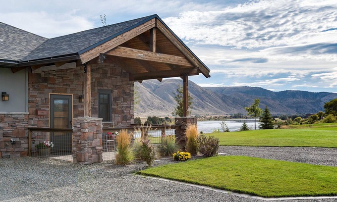 Toston House | Near Bozeman~ Modern Rustic Retreat~Private Guest House~on the Missouri River
