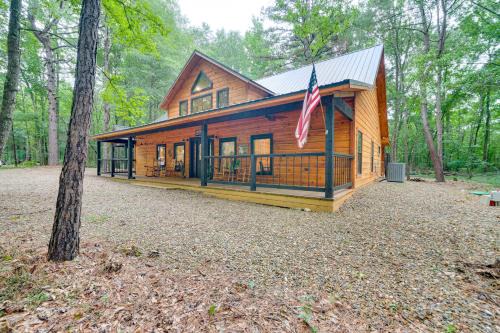 Broken Bow House | Near Choctaw Casino Broken Bow Cabin with Hot Tub!
