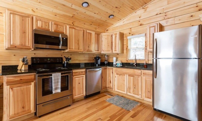 Gatlinburg Cabin | Near Downtown Gatlinburg/Hot Tub/Newly Built Cabin