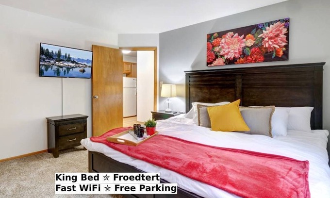 Wauwatosa Apartment | Near Froedtert, King Bed, Fast WiFi, Underground Parking