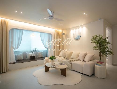 Mangwon-dong Apartment | Near Hongik University Station and Mangwon Market Spacious living room and special tea room