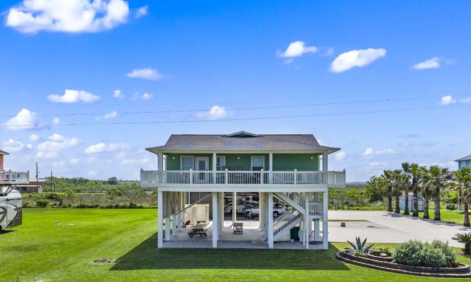 Crystal Beach House | Near Marina~Near Beach~Chef Kitchen~Games~Balcony