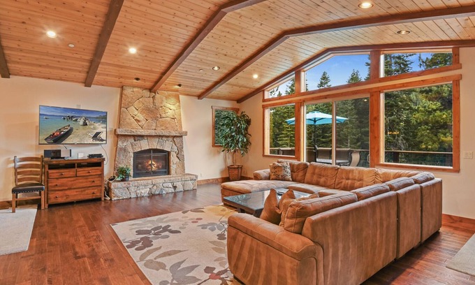 Kingswood Estates House | Near Northstar! Luxury Dog-friendly Home w Hot Tub