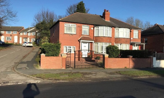 Nottingham House | Near Roundhay Park- one of EU's biggest city Parks