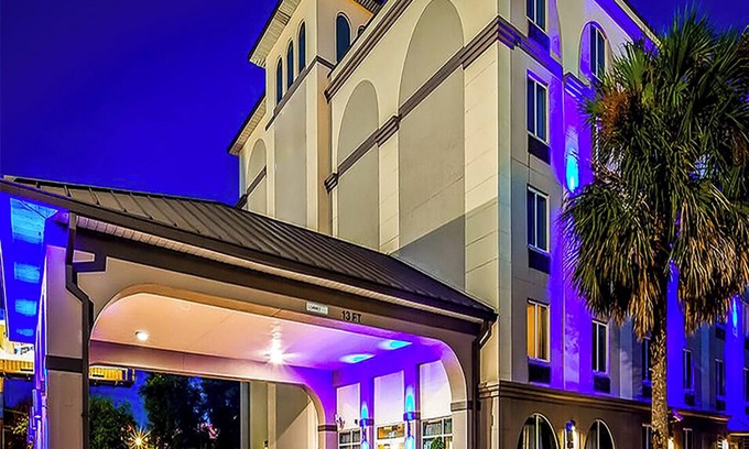 Orlando House | Near SeaWorld | Relaxing Couple Room with Outdoor Pool Access
