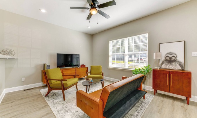 Dallas Apartment | Near Shopping & Dining: Pet-Friendly Dallas Apt!
