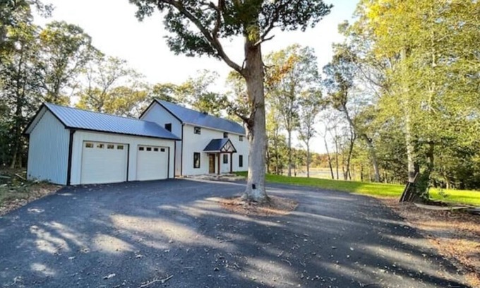 Lincoln House | Near the beaches and the DE TURF, a newly built, secluded home with a water view