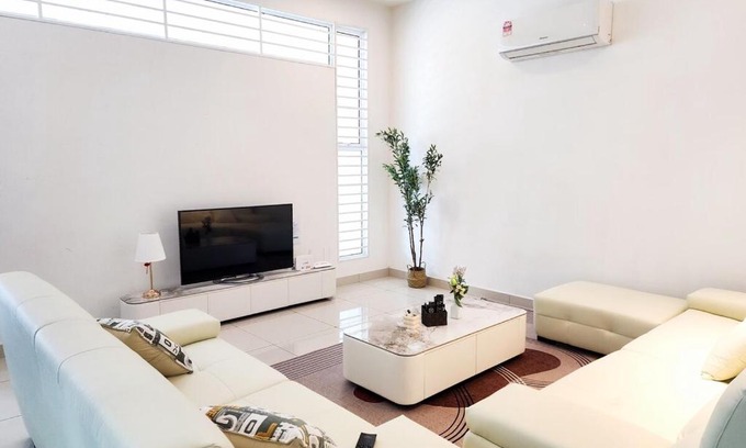 Johor Bahru House | Near Tuas, Stadium, Legoland - Stylish Homestay in Iskandar Puteri - 21pax by Cowidea