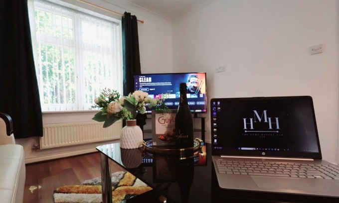Marston Green House | NEC | BHX | HS2 | 4 Bedroom House | 3 Bathrooms | Free Parking | Pet Friendly