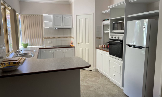 Nedlands House | Nedlands Villa - near Kings Park, UWA, Hospitals, Blue Boat House
