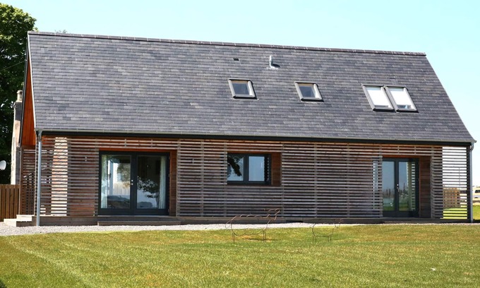 Inverurie Cottage | NEF-STEDI, family friendly, with hot tub in Inverurie