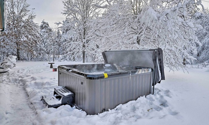Rome House | Nekoosa Golf Course Retreat w/Hot Tub!