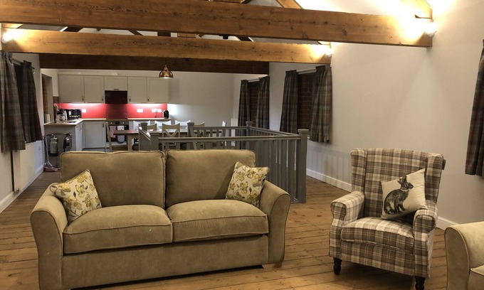 Cottingham Apartment | Nellies Shed, 3 bedroom cottage with hot tub. Wolds Way Holiday Cottages