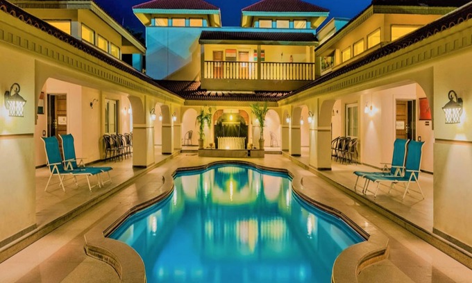 Petlad Hotel | Neonz Resort & Club
