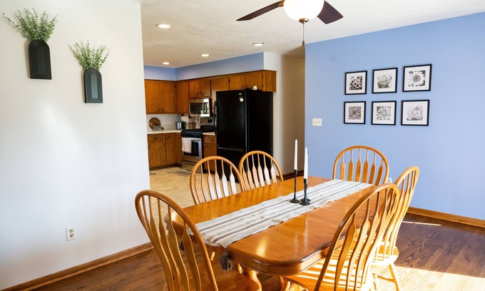 New Munster House | nEscape to Tranquility: Lovely Oasis 20 Minutes from Downtown Milwaukeennn