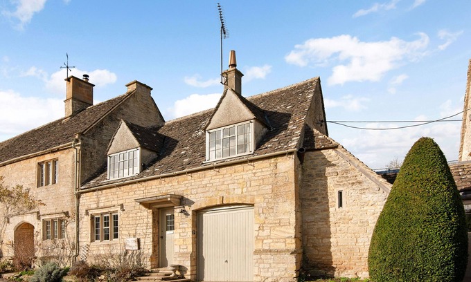 Burford Cottage | Nestled in the quintessential Cotswold village of Little Barrington.