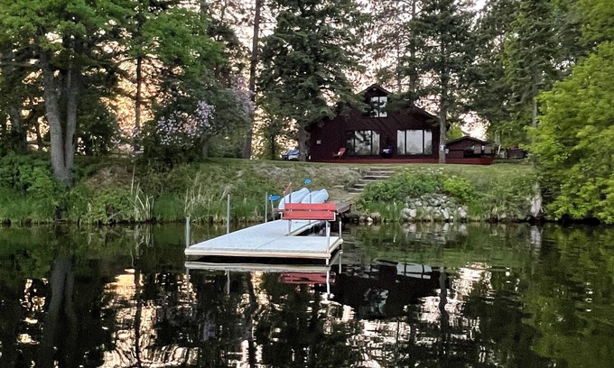Grand Rapids House | Nestled in the Whistling Pines Charming 2-bedroom home sleeps 6 in Grand Rapids!