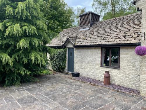 Coberley House | Nethercote Cottage, Kingsize bed, Seven Springs Cottages