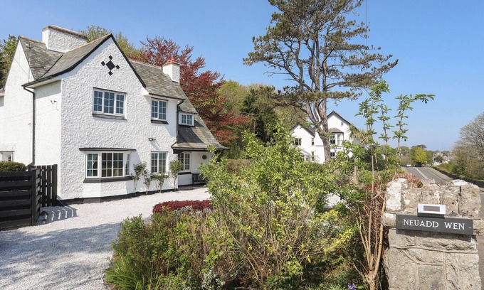 Tyn-y-Gongl Cottage | NEUADD WEN, family friendly, character holiday cottage in Benllech