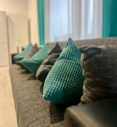 Freiberg am Neckar Apartment | Neuwertiges Apartment mit schnellem WLAN, Netflix, Glasfaser, Kostenlose Privatparkplatz auch für Transporter geeignet R25