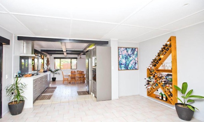 Kiikii Tapere House | Nevaeh Holiday Home plus Pool
