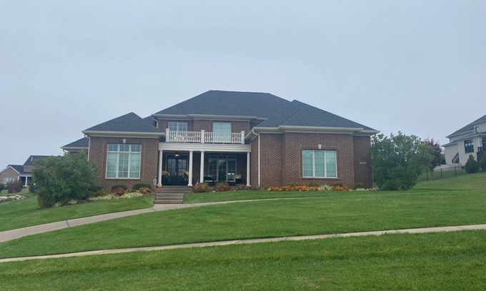 Louisville House | New ('15) centrally located new 6400+ sq ft + 6 bedrooms w/5 full bathroom