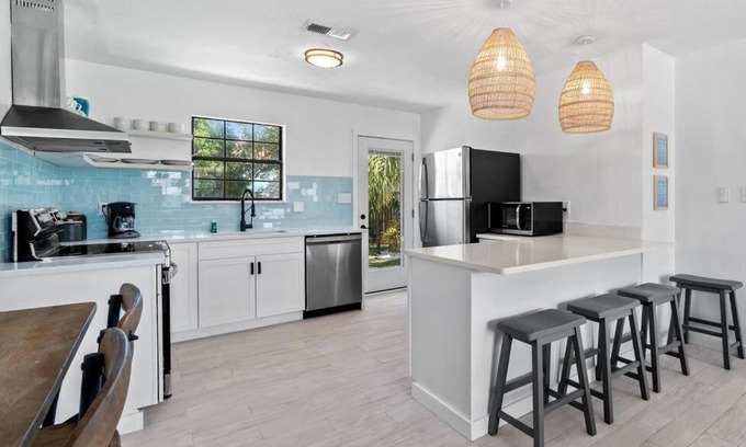 El Centro Beach House | NEW 2 Blocks to Beach, Casablanca