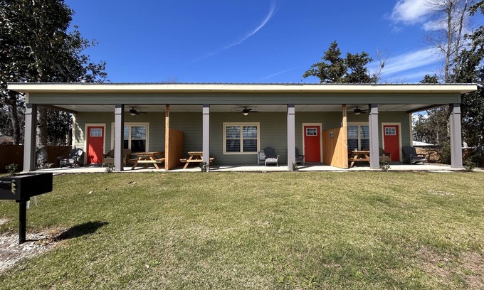 Southport Cottage | New 2023 Deer Point Lake House with Kayaks, EV Charger, & Dock - Dog Friendly