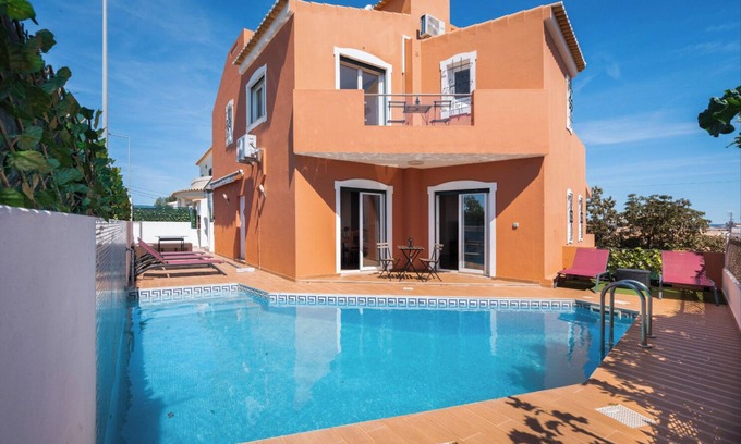 Montes de Alvor Villa | NEW 2024! Villa Mimosa - Sleeps 9 - Games Room, Cinema Room, Private Pool