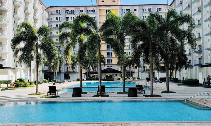 San Dionisio Condo | New 2BR w/Pool, fast Wifi, Netflix, Fitness area and near NAIA & SM