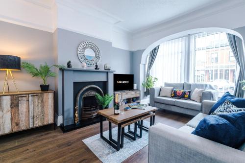 Salford House | NEW! 3-Bed Spacious Home in Manchester by 53 Degrees Property, Ideal for Groups, FREE Parking!