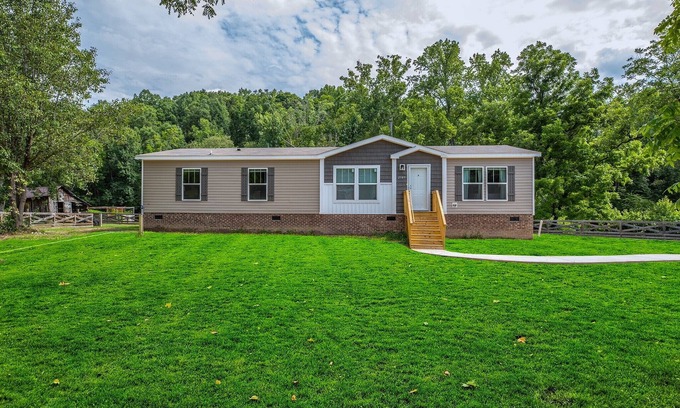 Gaffney Other | New 3-bedroom country farmhouse with bold creek and new hot tub in Gaffney!