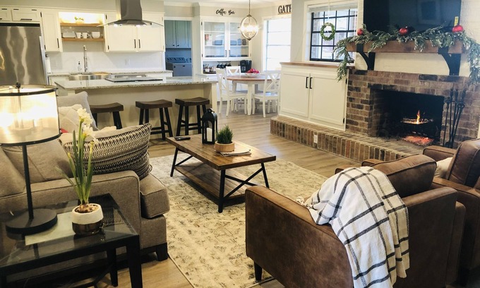 Springlake House | NEW 3 BR 2 BA Modern Farmhouse - Best/Safest Location in Shreveport
