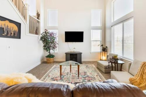 Lehi House | NEW 4-bed 4-bath Stylish House with Mountain View and 2 garages
