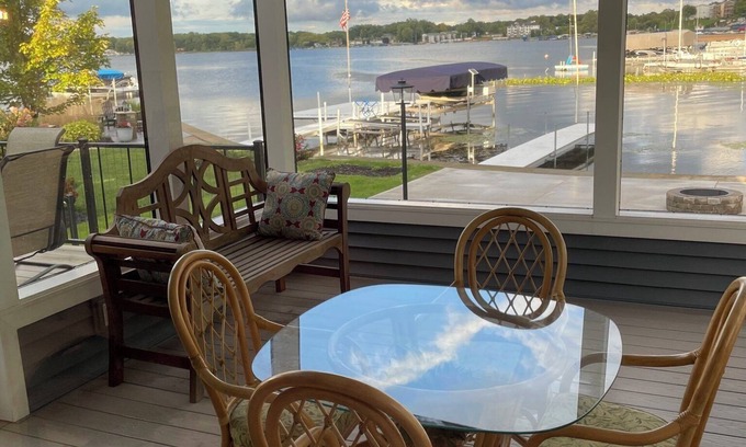 Syracuse House | New 4-bedroom house on Lake Wawasee with a stunning, screened in porch!