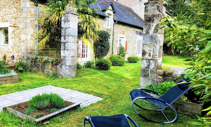 Quintin House | New 4 épis gîte! Spacious, modern, nestled in an enclosed park, 20 minutes from the sea.