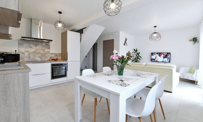 Ostheim House | New 4-person gîte, private parking and garden, 10 minutes from Colmar