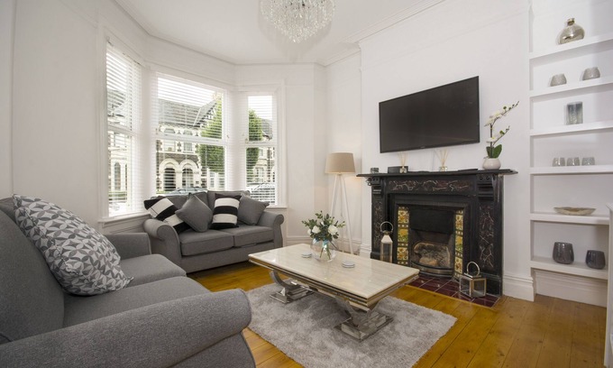 Pontcanna House | NEW! 5 Mins Walk from Stadium & City Centre,Cardiff Townhouse With FREE PARKING,