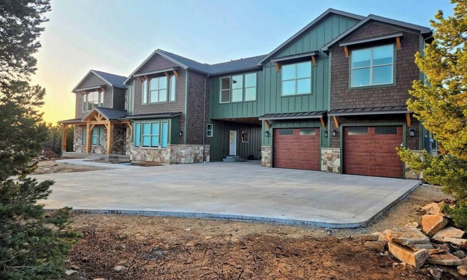 Zion National Park East Entrance House | New! 6 King Suites/8 bdrm, Hot Tub, EV, E-Scooters