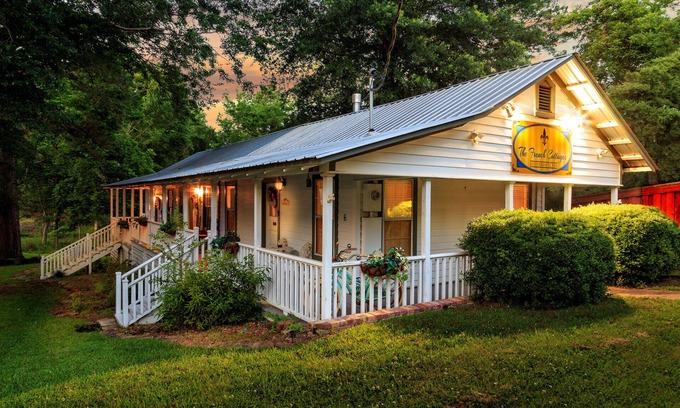 Jefferson Cottage | *NEW* Adorable French Country Cottage w/Free Bikes