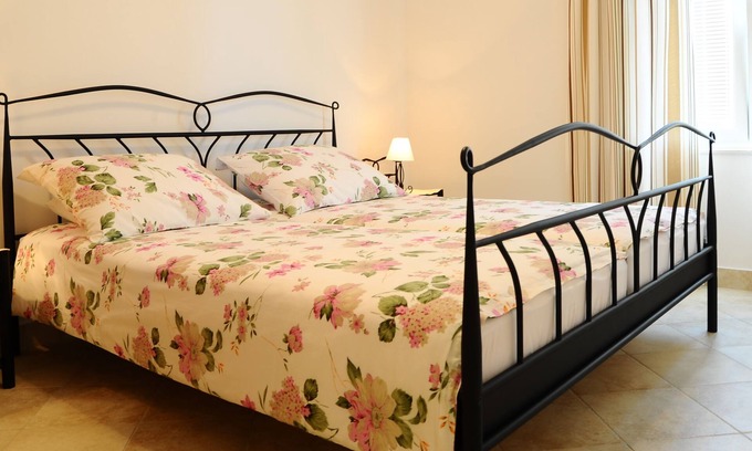 Murter Apartment | New and tastefully furnished apartment