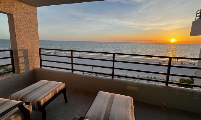 Independence Square Condo | New at Pier House! Renovated and Jaw Dropping Views + Walkable to Everything!