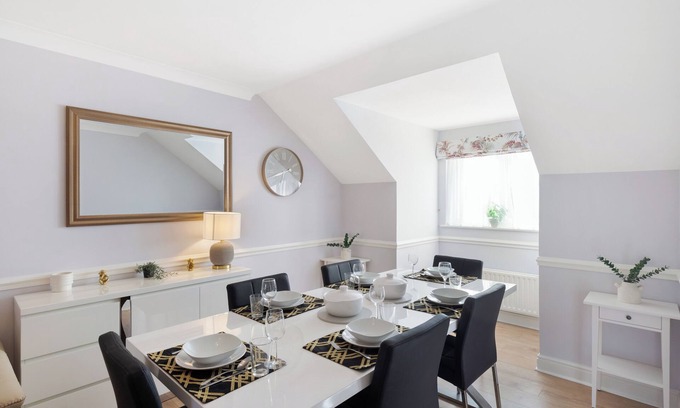 Oakleigh Apartment | New Barnet Penthouse WiFi Parking Near Elstree