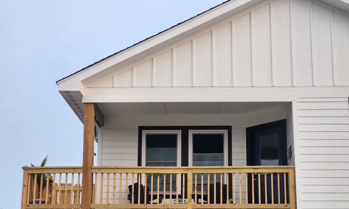 Waves House | New Beach Cottage/Water View/Beach Gear/walk to beach!