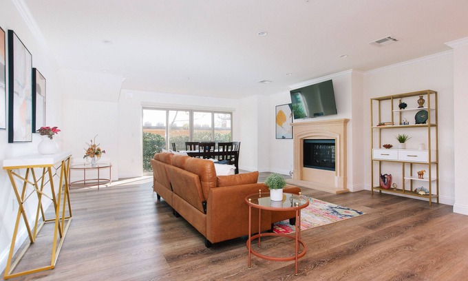 Lamanda Park Condo | New Beautiful Pasadena Condo - 1295 square feet
