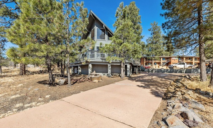 Munds Park Cabin | NEW! Behind The Pines - Walk to Dining & Nightlife! Great Location!